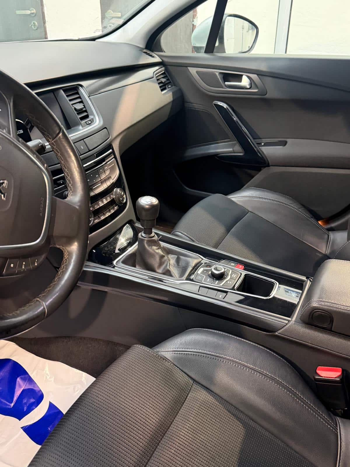 Interiér automobilu po detailingu a hloubkovém čištění