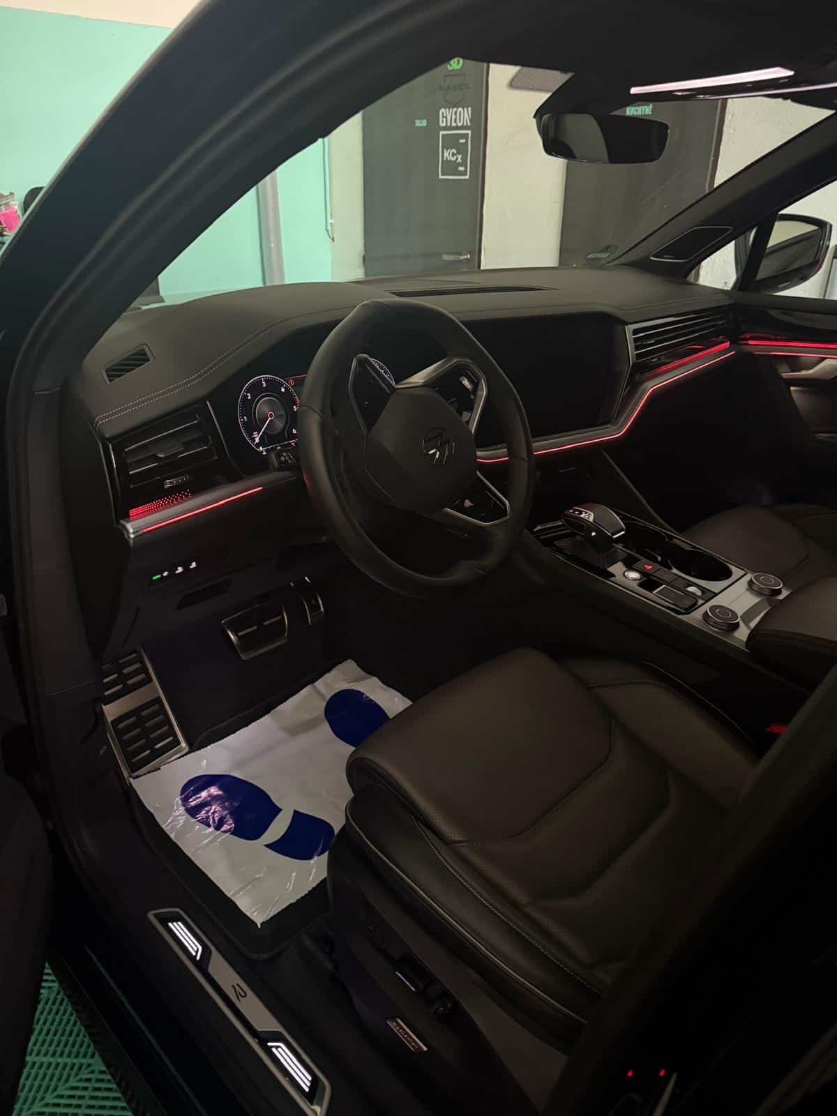 Profesionálně vyčištěný interiér vozu Volkswagen Passat B8 po detailingu a ošetření plastů