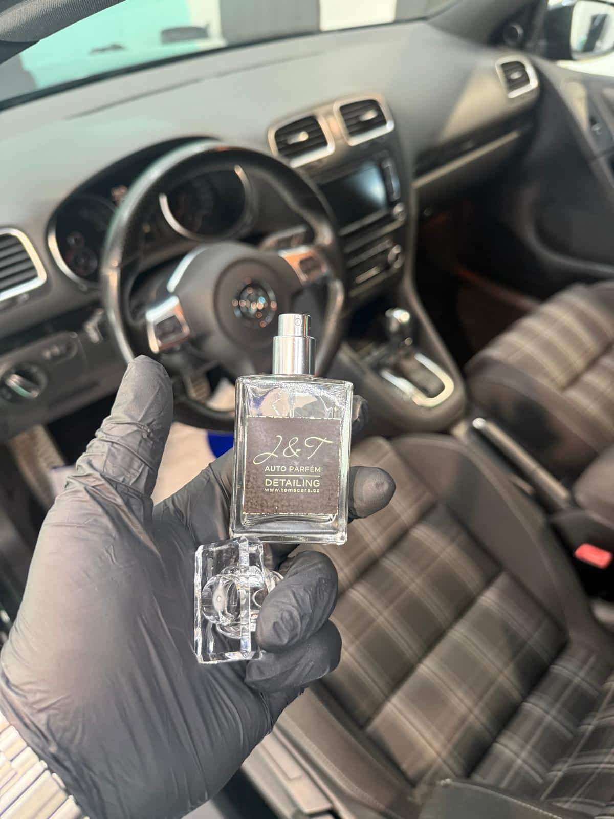 Prémiový parfém do interiéru vozu používaný při auto detailingu