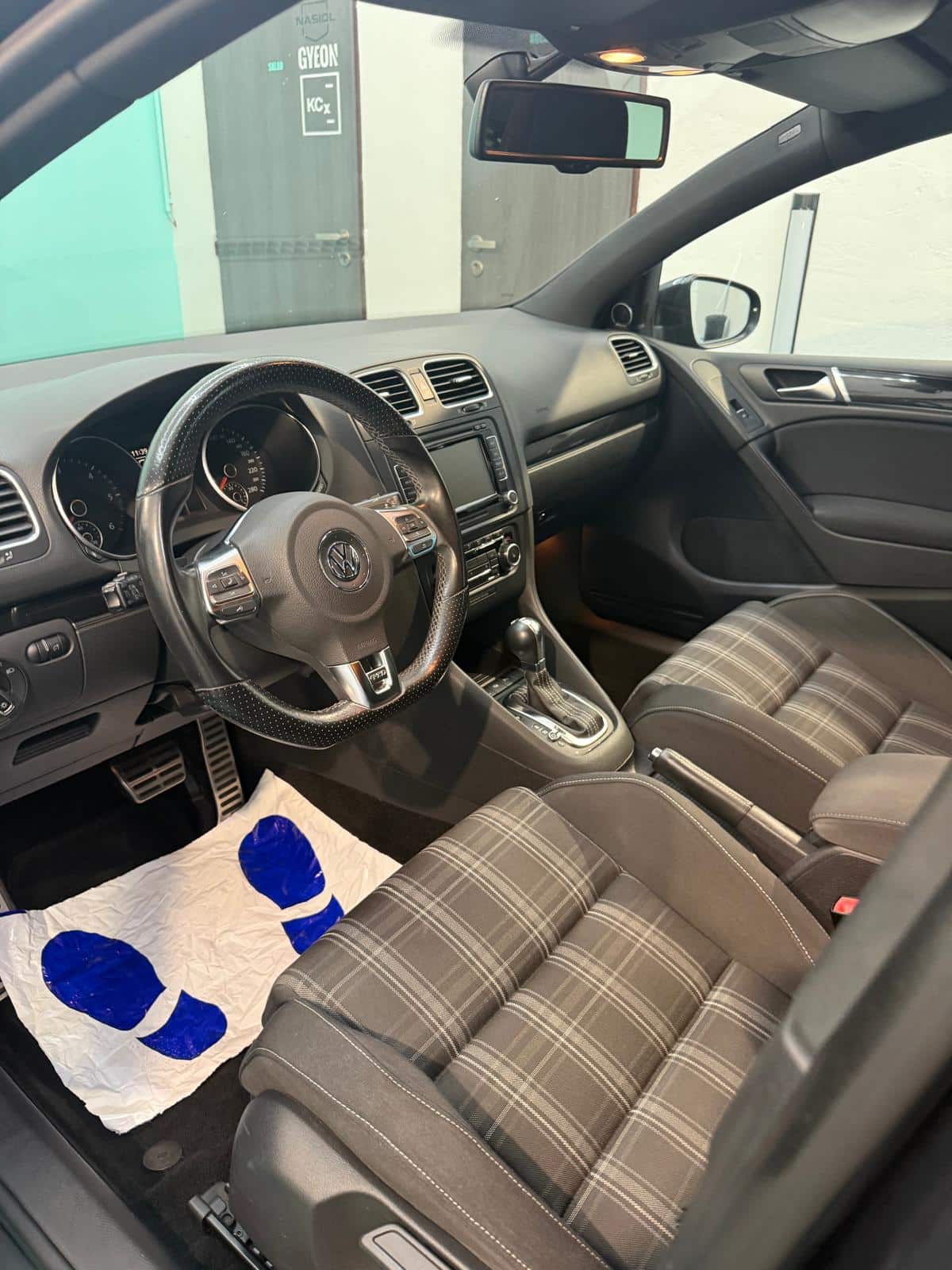 bilu Vyčištěný kokpit Volkswagen Golf po profesionálním detailingu interiéru