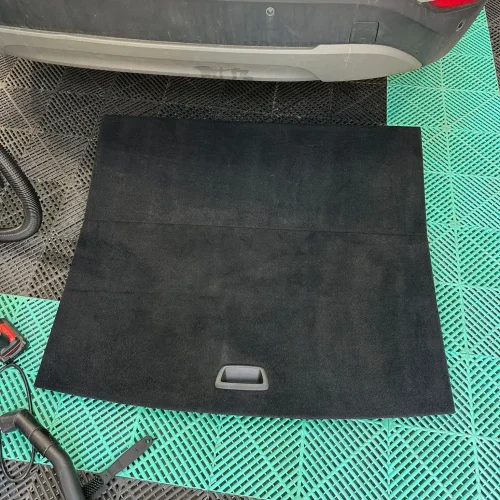 Vyčištěná podlaha kufru automobilu po detailním čištění