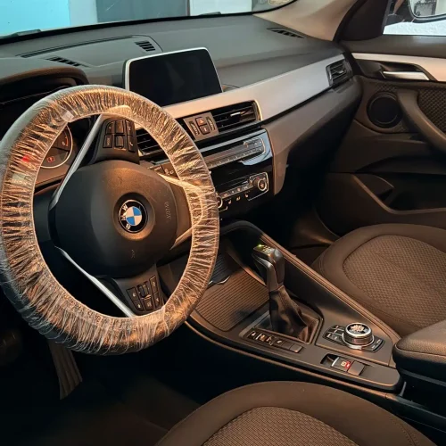 Vyčištěný interiér BMW po detailním čištění a vysávání