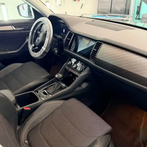 Čistý a detailně vyčištěný interiér vozu Škoda po profesionálním čištění