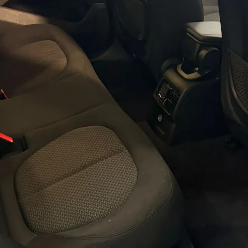 Vyčištěná zadní sedačka a podlaha automobilu po detailním čištění interiéru