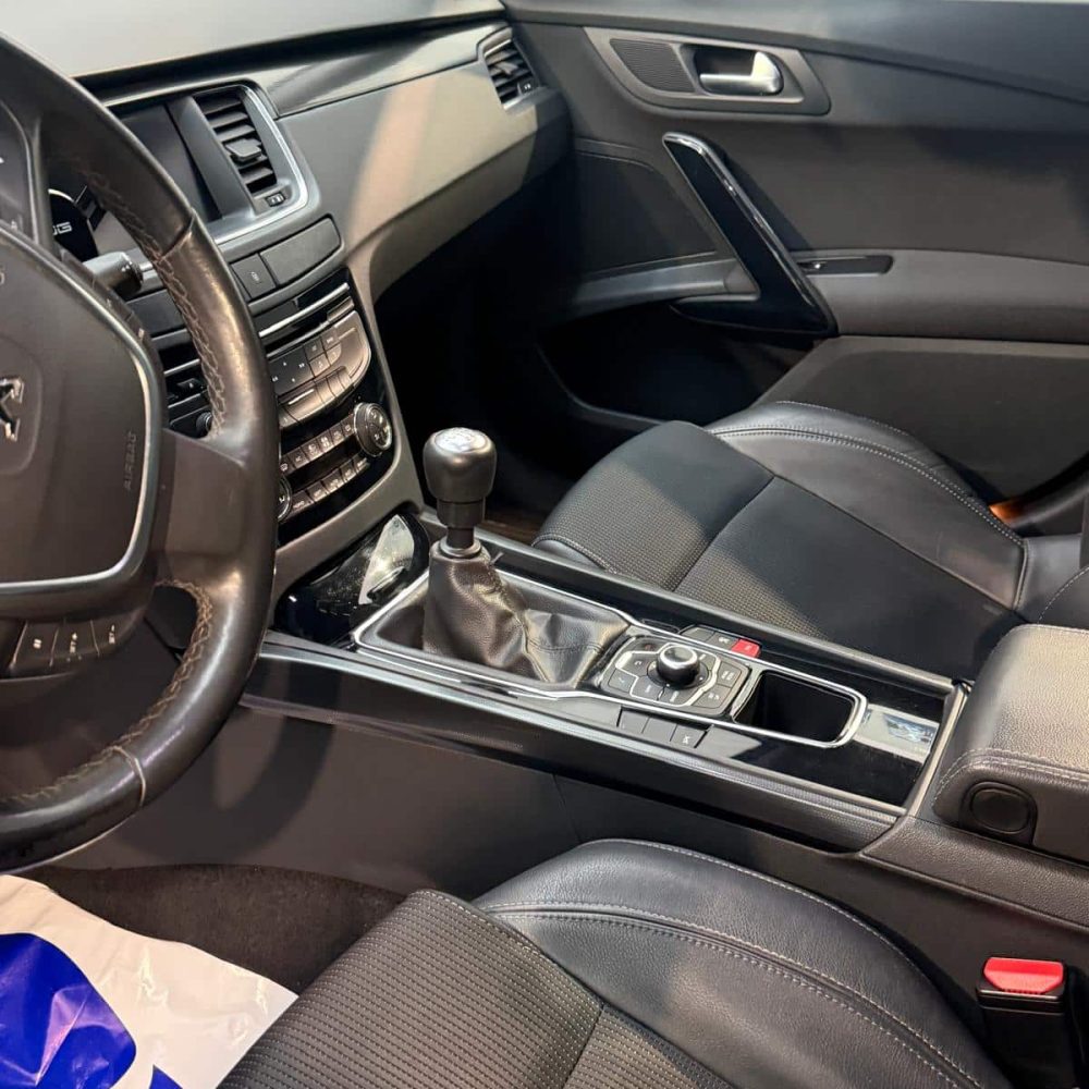 Interiér automobilu po detailingu a hloubkovém čištění
