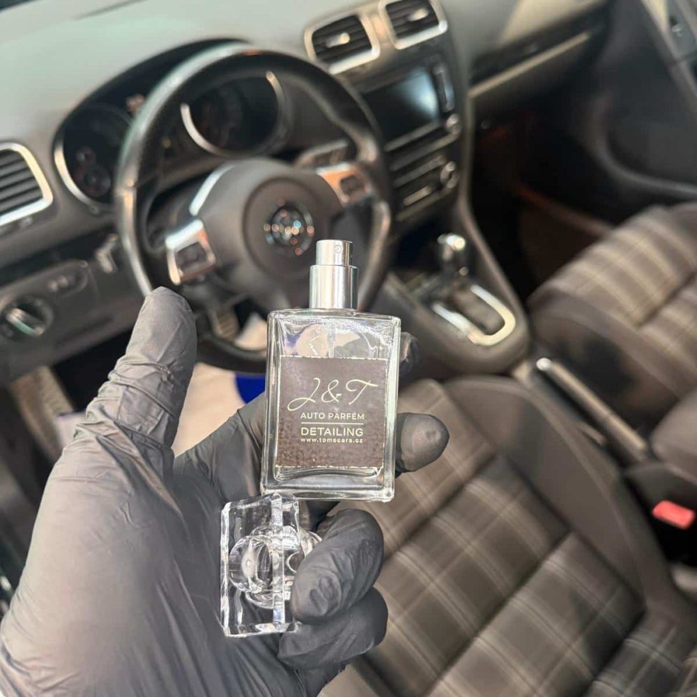 Prémiový parfém do interiéru vozu používaný při auto detailingu